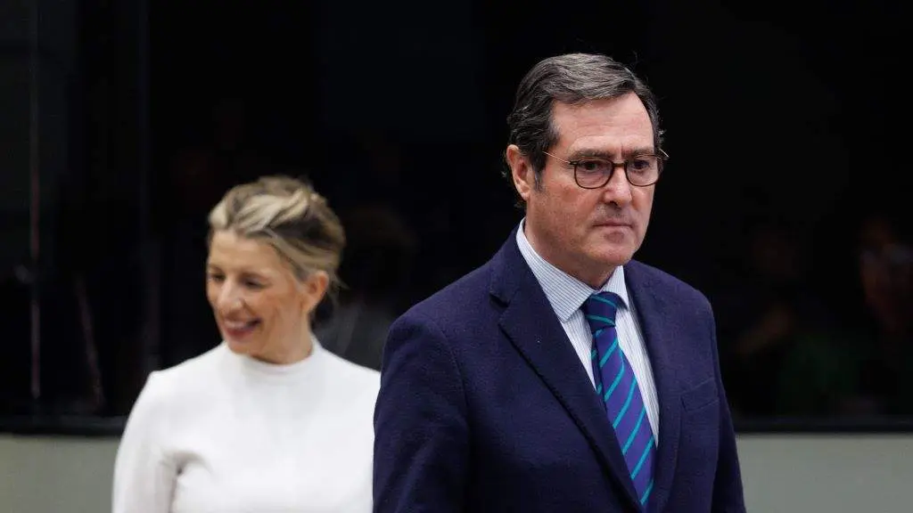 A vicepresidenta e ministra de Traballo, Yolanda D&iacute;az, co presidente da CEOE, Antonio Garamendi. (Foto: Eduardo Parra / Europa Press)