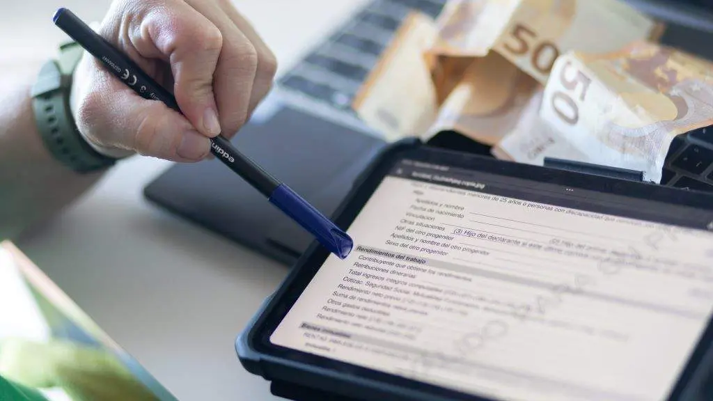Un contribu&iacute;nte enchendo o formulario para presentar a declaraci&oacute;n da renda de 2023. (Foto: Eduardo Parra / Europa Press)