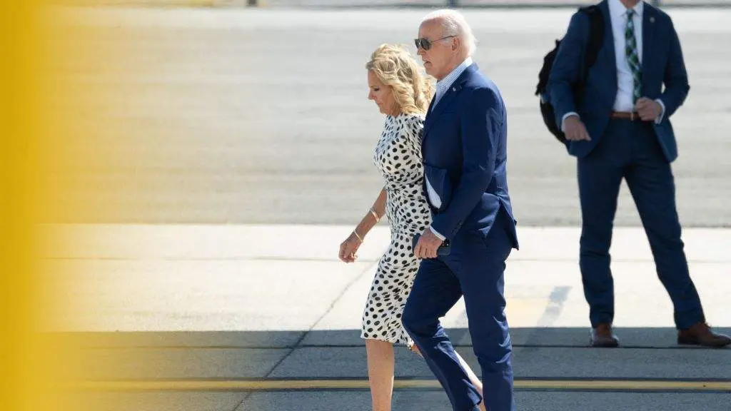 Jill e Joe Biden baixando do 'Air Force One' no aeroporto JFK de Nova York, a pasada semana. (Foto: Derek French / SOPA Images via ZUM / DPA v&iacute;a Europa Press)