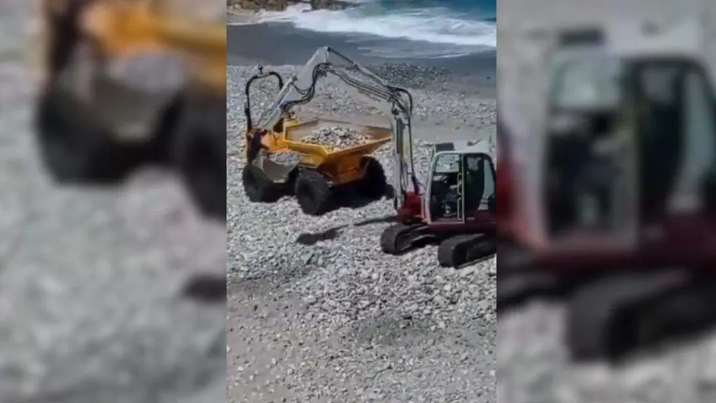 Actuaci&oacute;n con maquinaria pesada na praia de Repibelo, en Arteixo (Foto: N&oacute;s Diario).
