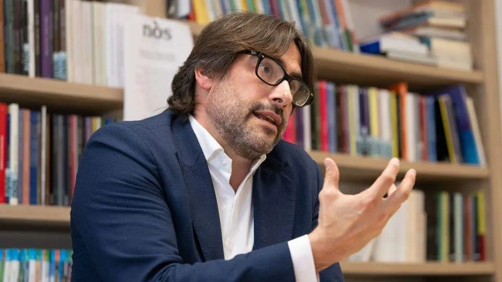 O conselleiro delegado de RDG, Emilio Bruquetas, na redacci&oacute;n de 'N&oacute;s Diario'. (Foto: Arxina)