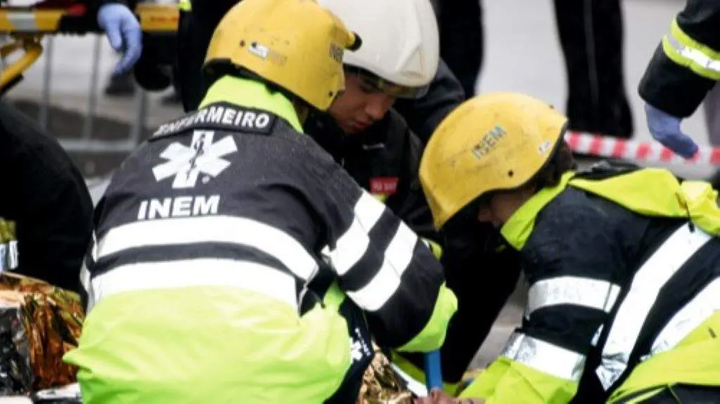 Equipo de emerxencias do Servi&ccedil;o Nacional de Sa&uacute;de portugu&eacute;s (Foto: SNS).