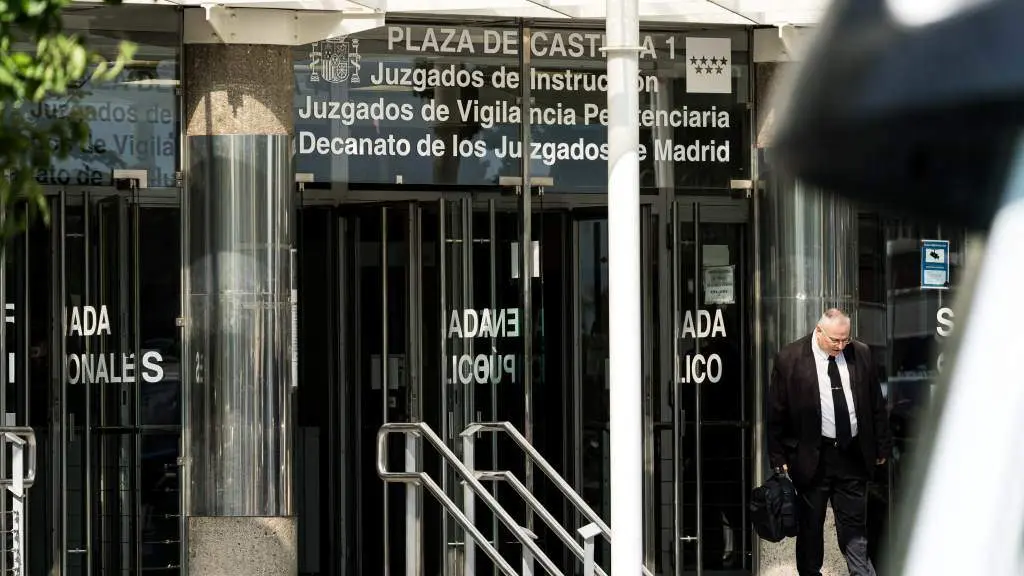 O avogado da organizaci&oacute;n ultra Hazte O&iacute;r, Javier Mar&iacute;a P&eacute;rez Rold&aacute;n, sa&iacute;ndo dos Xulgados de Madrid esta sexta feira. (Foto: Diego Radam&eacute;s / Europa Press)