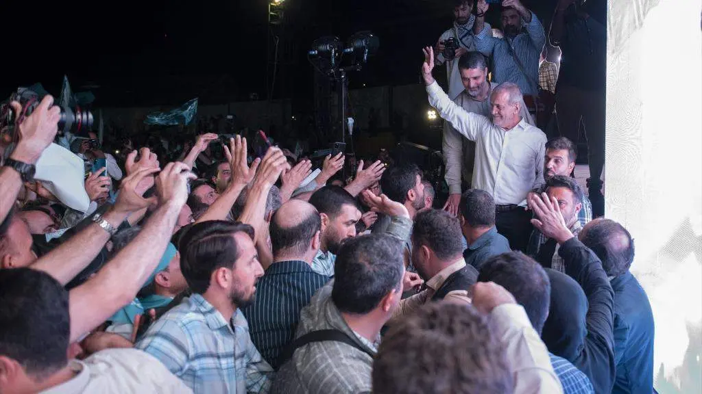 Pezeshkian tras un mitin de campa&ntilde;a, o pasado 3 de xullo. (Foto: Europa Press / Contacto / Sobhan Farajvan)