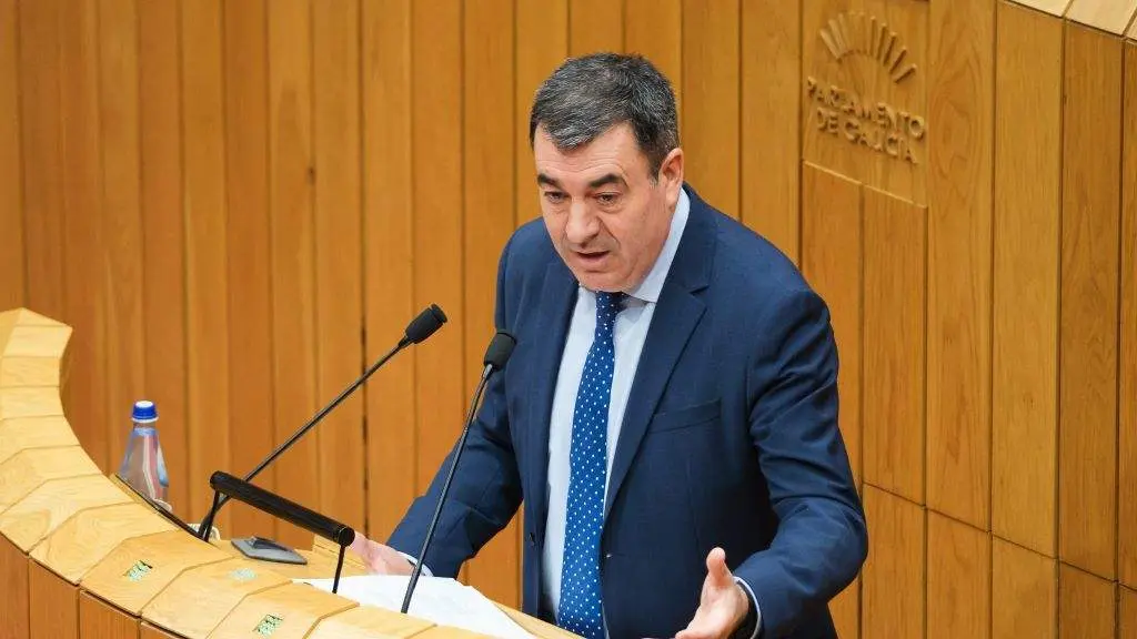 O conselleiro de Educaci&oacute;n, Rom&aacute;n Rodr&iacute;guez, no Parlamento. (Foto: Xunta da Galiza)