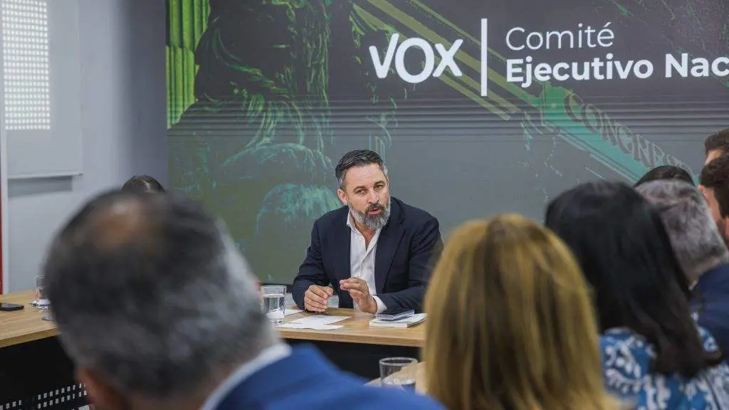 O l&iacute;der do ultradereitista Vox, Santiago Abascal, esta quinta feira, reunido cos demais dirixentes do partido. (Foto: Europa Press)