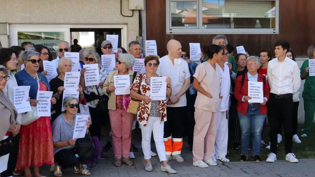 Veci&ntilde;anza, persoal sanitario e membros da corporaci&oacute;n muncipal de Ribeira &aacute;s portas do centro de sa&uacute;de da localidade. (Foto: N&oacute;s Diario).