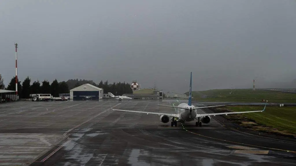 Un avi&oacute;n aterrando no aeroporto coru&ntilde;&eacute;s de Alvedro. (Foto: Gustavo de la Paz / Europa Press)
