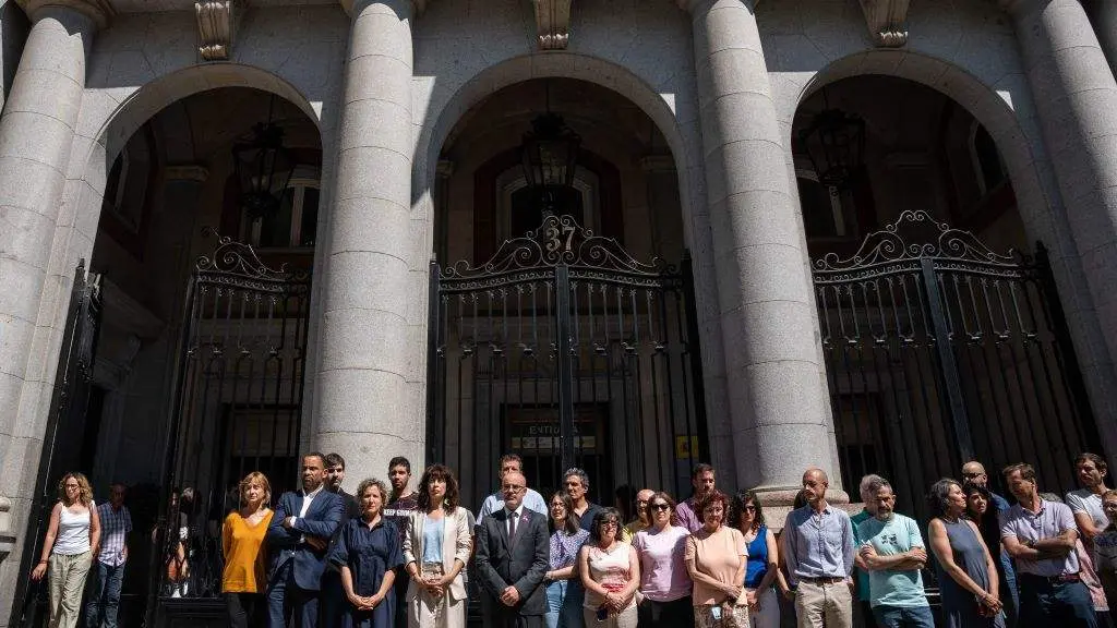 Minuto de silencio convocado esta segunda feira &aacute;s portas do Ministerio de Igualdade, en Madrid. (Foto: Mat&iacute;as Chiofalo / Europa Press)