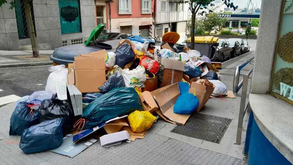 Lixo acumulado nunha r&uacute;a da Coru&ntilde;a o pasado 4 de xullo (Foto: Europa Press).