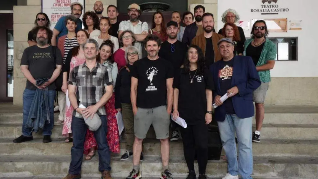 Membros da plataforma de profesionais da cultura da Coru&ntilde;a leron un manifesto diante do Teatro Rosal&iacute;a de Castro, na cidade herculina. (Foto: N&oacute;s Diario)