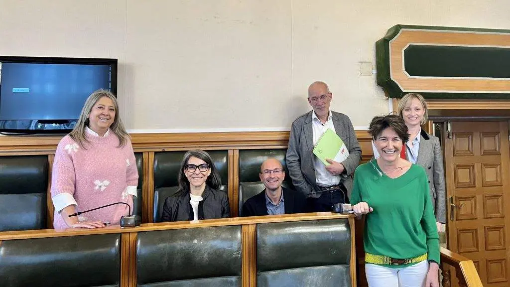 Ed&iacute;s do PSdeG en Compostela. De esquerda a dereita, Mila Castro, Mercedes Ros&oacute;n, Gonzalo Mu&iacute;&ntilde;os, Sindo Guinarte, Marta &Aacute;lvarez e Marta Abal. (Foto: N&oacute;s Diario)