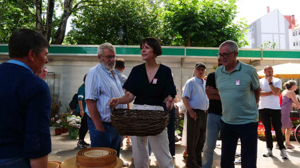 Ana Pont&oacute;n e Evencio Ferreiro (&aacute; dereita), esta quinta feira en Carballo (Foto: N&oacute;s Diario).