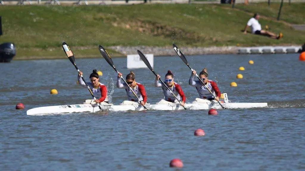 De esquerda a dereita, Sara Ouzande, Estefan&iacute;a Fern&aacute;ndez, Carolina Garc&iacute;a e Teresa Portela, no seu K4. (Foto: RFEP)