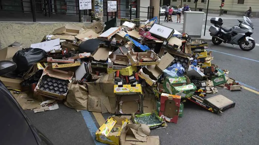 Mont&oacute;n de lixo, este domingo na Coru&ntilde;a (Foto: M. Dylan / Europa Press).