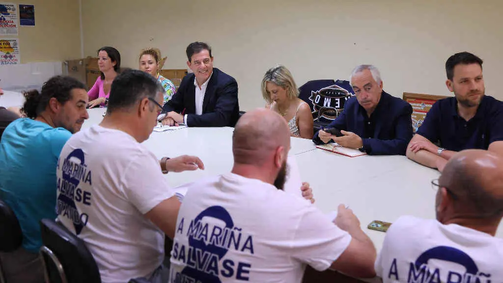 Beteiro acompa&ntilde;ado de respons&aacute;beis municipais visitou ao comit&eacute; de empresa de Alcoa en San Cibrao, Cervo (Foto: N&oacute;s Diario).