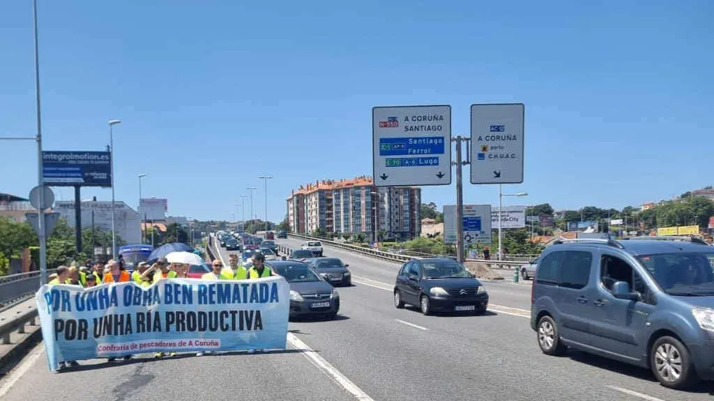 Manifestantes esta terza feira na ponte da Pasaxe (Foto: N&oacute;s Diario).