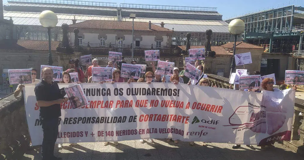 V&iacute;timas do Accidente de Angrois o pasado mes de xullo, nunha protesta durante o 11 aniversario do sistro do Alvia. (Foto: Arxina)
