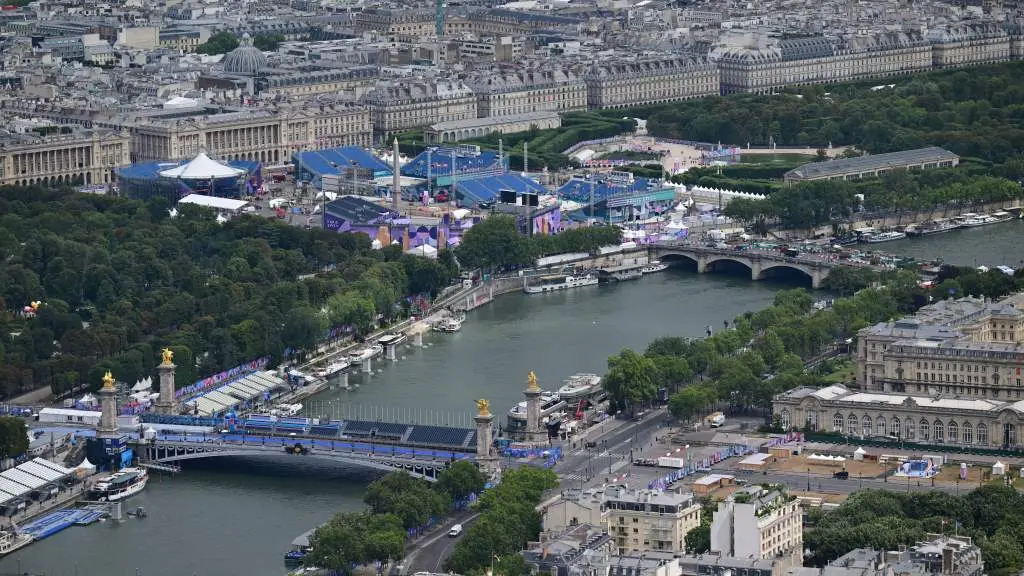 Vista a&eacute;rea do r&iacute;o Sena &aacute; altura da ponte de Alexandre III e a praza da Concordia, esta cuarta feira. (Foto: Sina Schuldt / DPA v&iacute;a Europa Press)