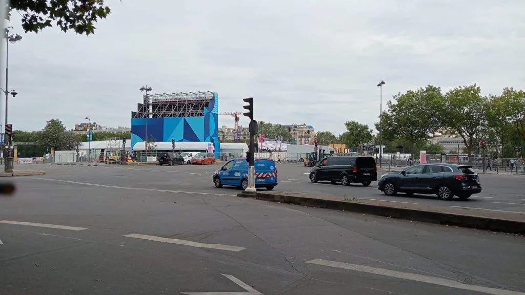 &Uacute;ltimos preparativos para a apertura &aacute; beira do r&iacute;o Sena, esta quinta feira. (Foto: Yuri Carrazoni Mier)