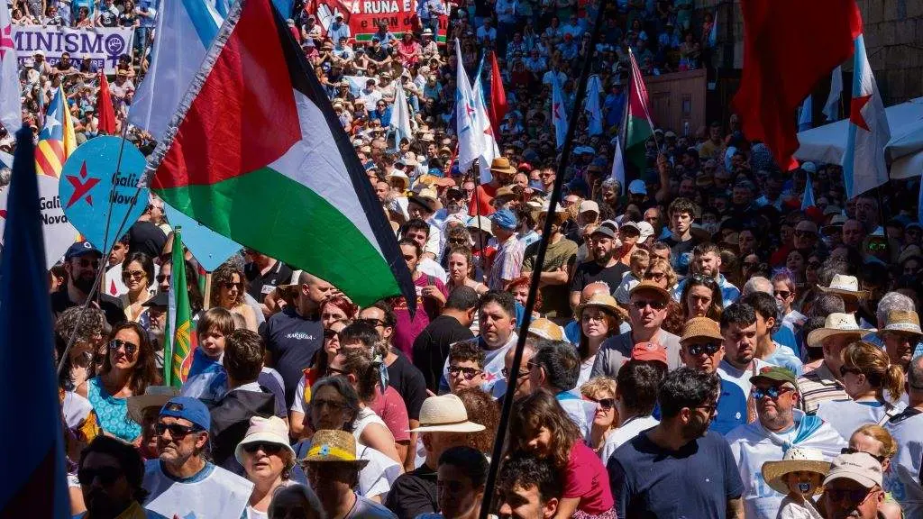 As bandeiras de Palestina ondearon na compostel&aacute; praza da Quintana esta quinta feira, D&iacute;a da Patria Galega. (Foto: Arxina)