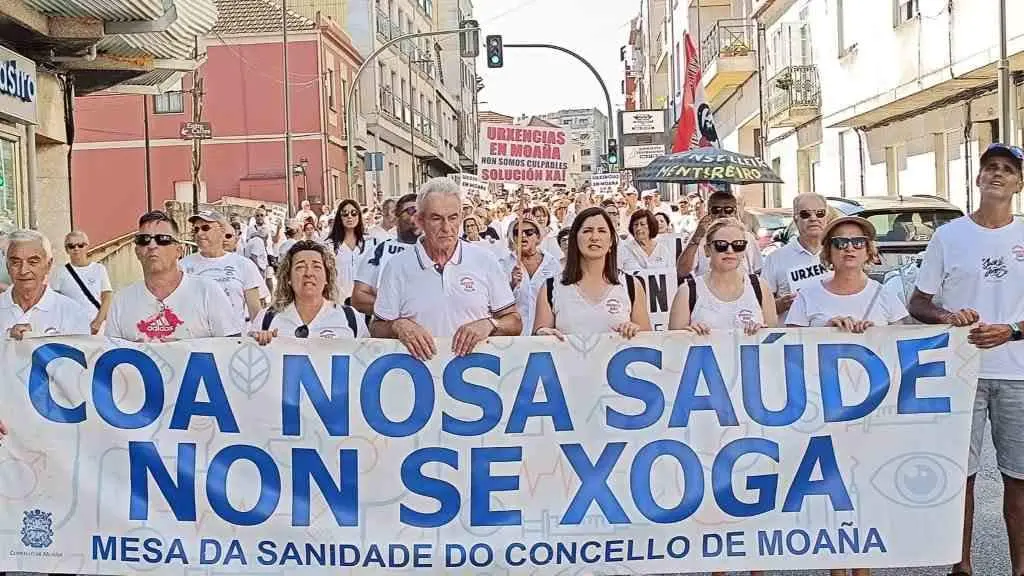 Manifestaci&oacute;n en defensa da sanidade, este domingo en Moa&ntilde;a (Foto: N&oacute;s Diario).