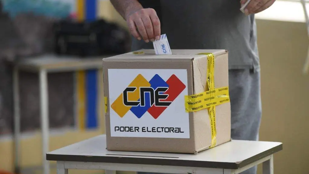 Unha persoa exerce o seu dereito a voto nas elecci&oacute;ns do pasado domingo en Venezuela (Foto: Europa Press / Contacto / Marcos Salgado).