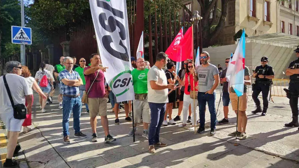 Mobilizaci&oacute;n, onte, diante do Parlamento galego (Foto: N&oacute;s Diario).