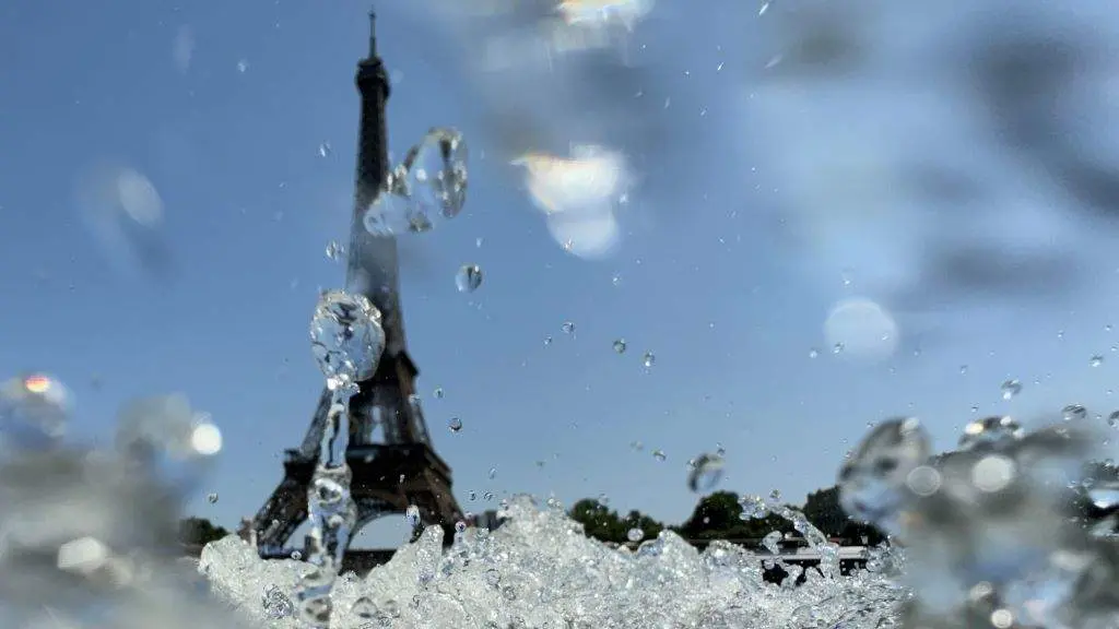 A Torre Eiffel vista esta terza feira desde as augas do r&iacute;o Sena. (Foto: Marijan Murat / DPA v&iacute;a Europa Press)