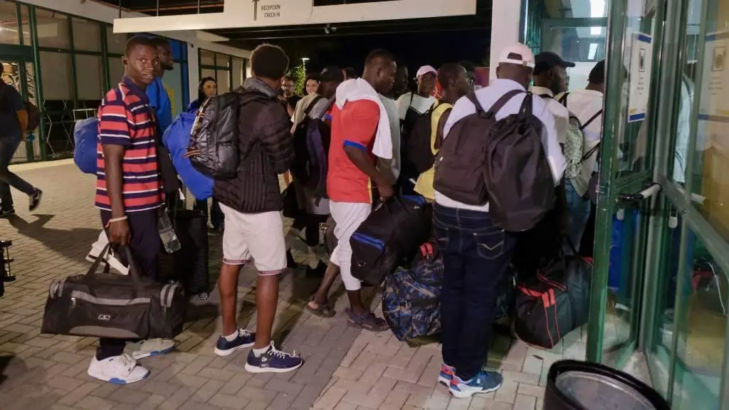 Chegada dun centenar de migrantes refuxiados da guerra de Mal&iacute; ao albergue do Monte do Gozo, en Santiago de Compostela, a finais de xullo. (Foto: C&eacute;sar Arxina / Europa Press)