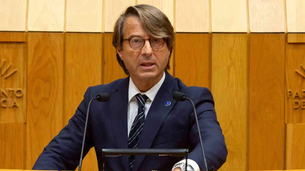 O conselleiro de Facenda, Miguel Corgos, nun pleno do Parlamento galego. (Foto: N&oacute;s Diario)