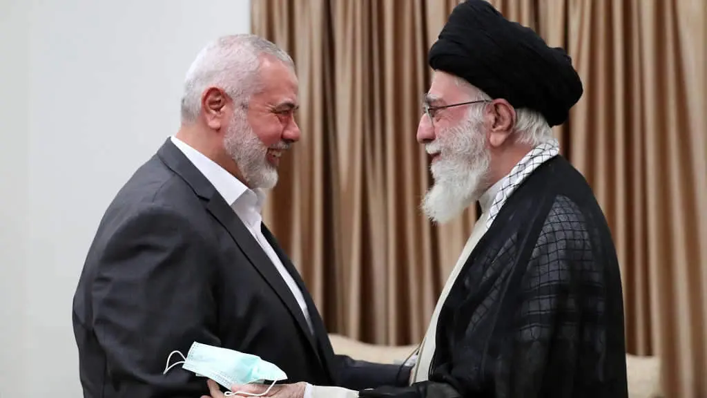 O l&iacute;der de Ham&aacute;s asasinado, Ismail Haniyeh, e o xefe de Estado iraniano, Ali Khamenei, a terza feira. (Foto: Oficina do L&iacute;der Supremo de Ir&aacute;n / DPA v&iacute;a Europa Press)