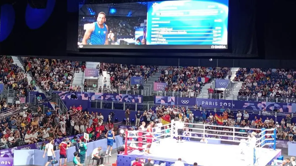 O boxeador Enmanuel Reyes Pla saltando esta quinta feira ao ring do Par&iacute;s Norte Arena. (Foto: Yuri Carrazoni Mier)