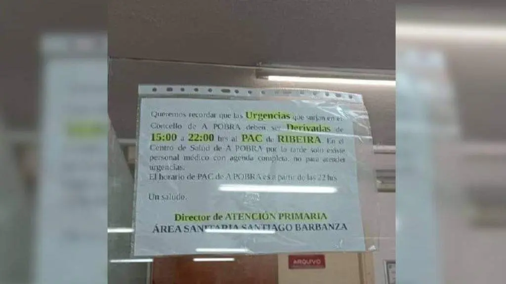 Aviso do director de Atenci&oacute;n Primaria da &Aacute;rea Sanitaria de Santiago-Barbanza no centro de sa&uacute;de da Pobra do Carami&ntilde;al. (Foto: N&oacute;s Diario)