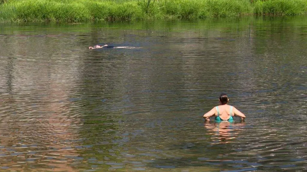 D&uacute;as ba&ntilde;istas no r&iacute;o Leino, nunha imaxe de arquivo. (Foto: Europa Press)