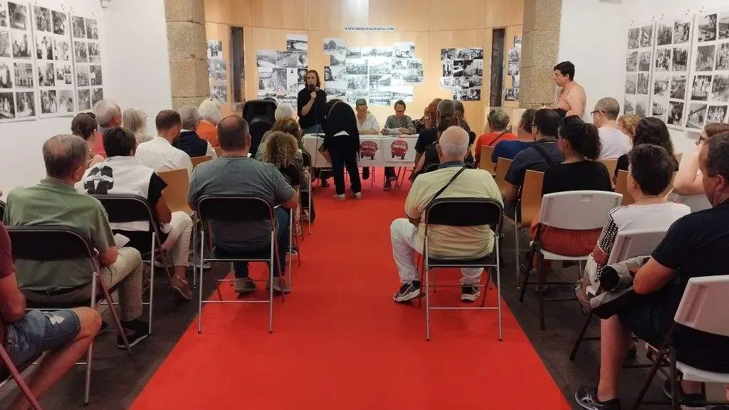 Xuntanza de constituci&oacute;n da Plataforma polo Transporte P&uacute;blico Digno, esta sexta feira, en Sada (comarca da Coru&ntilde;a). (Foto: N&oacute;s Diario)