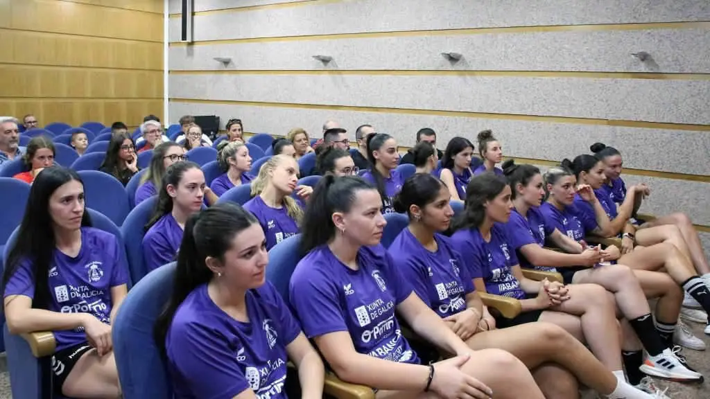 As xogadoras do Porri&ntilde;o, onte, durante a presentaci&oacute;n do trofeo. (Foto: BM O Porri&ntilde;o).