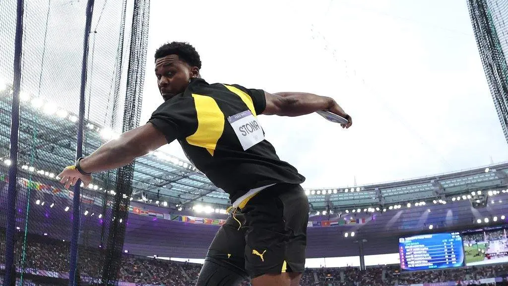 O xamaicano Roj&eacute; Stona lanzando o disco esta cuarta feira no Stade de France. (Foto: World Athletics)
