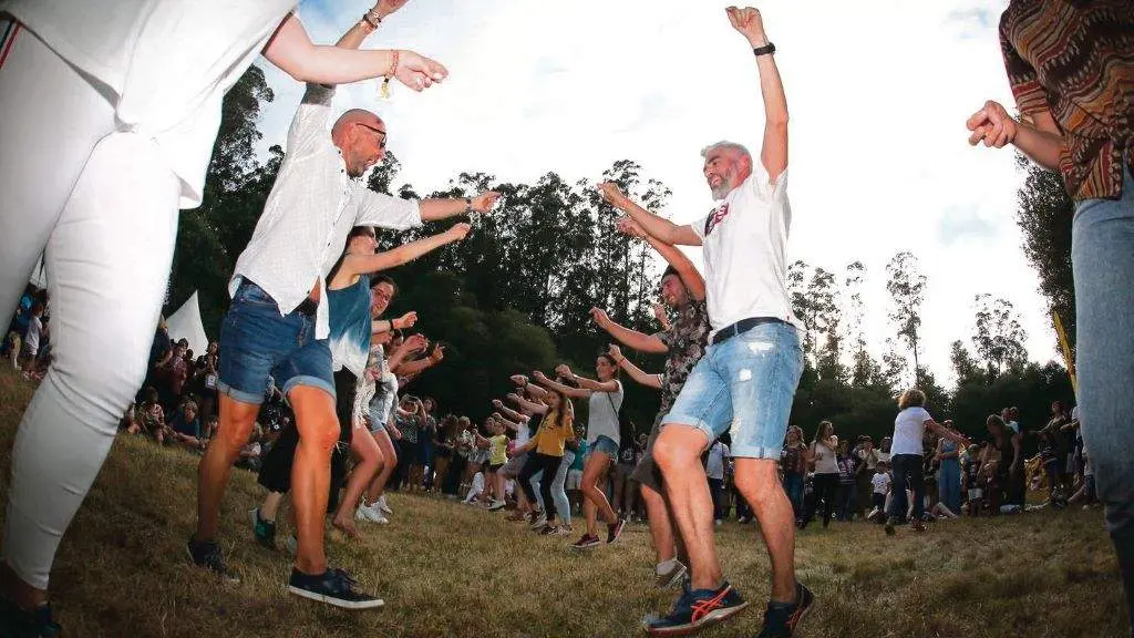 A Festa da Carballeira caracter&iacute;zase pola participaci&oacute;n activa das persoas que a visitan. (Foto: Turismo da Galiza)