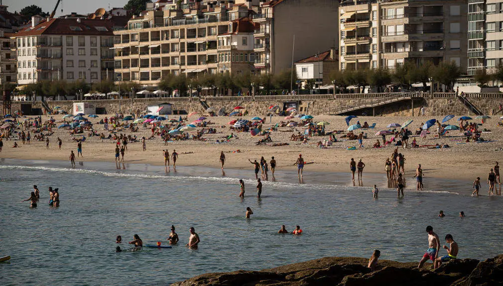 EuropaPress_5493403_banistas_playa_octubre_2023_pontevedra_galicia_espana_todas_provincias