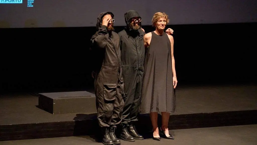 A actriz Beatriz Batarda cos m&uacute;sicos Filipe Melo e Jo&atilde;o Pereira no filme-concerto a partir de 'La Jet&eacute;e', de Chris Marker (Vila do Conde, 2024). (Foto: Jo&atilde;o Brites).