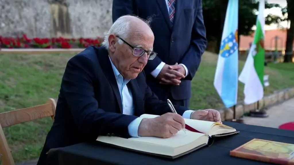 Victorino Guti&eacute;rrez Aller durante o acto de imposici&oacute;n da distinci&oacute;n de Fillo Predilecto de Lal&iacute;n en 2016. (Foto: Concello de Lal&iacute;n).