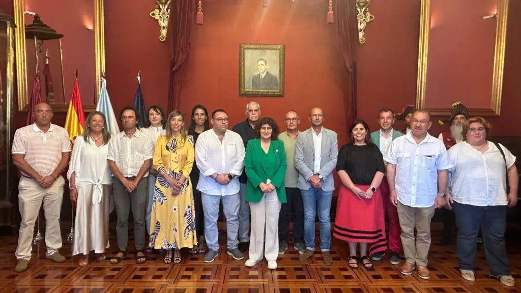 Goretti Sanmart&iacute;n, no centro, con autoridades asistentes ao acto de homenaxe a &Aacute;nxel Casal. (Foto: Concello de Santiago)