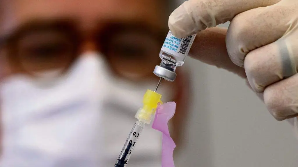 As autoridades sanitarias lembran aos grupos de risco a necesidade de vacinarse fronte &aacute; mpox. (Foto: Sven Hoppe / DPA v&iacute;a Europa Press)