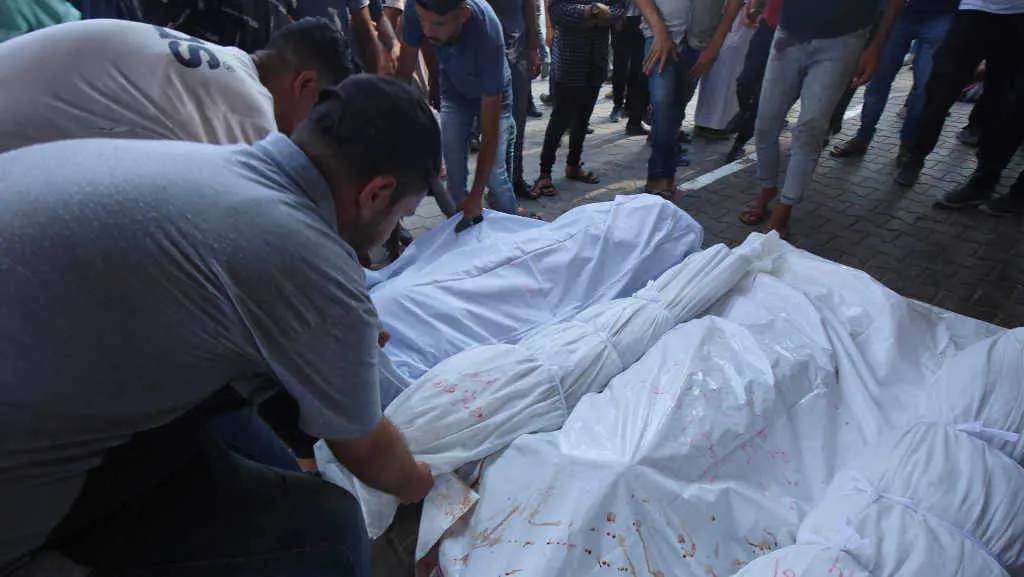 Familias palestinas desped&iacute;ndose de crianzas asasinadas por Israel en Gaza a semana pasada. (Foto: Omar Ashtawy / Zuma Press)