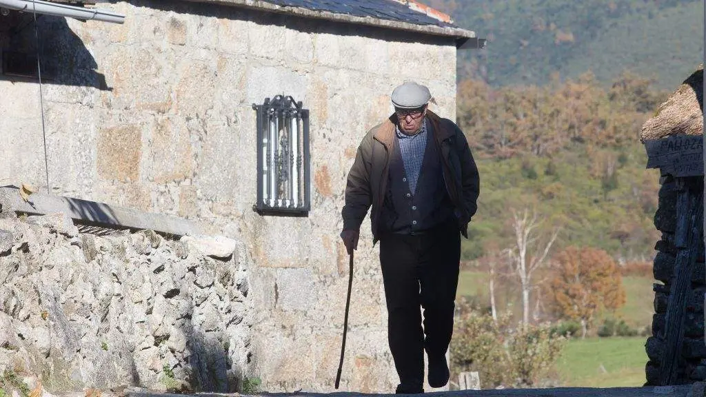 Un anci&aacute;n cami&ntilde;a por unha aldea dos Ancares. (Foto: Carlos Castro / Europa Press)