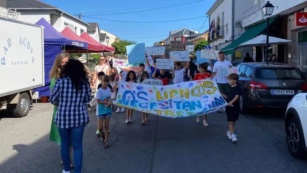 Manifestaci&oacute;n na Pobra do Broll&oacute;n contra os recortes no ensino e o cumprimento de ratios. (Foto: Xos&eacute; Gago).