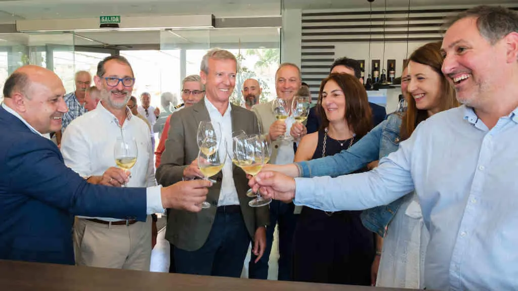Alfonso Rueda visitou esta segunda feira unha adega (Foto: David Cabez&oacute;n).
