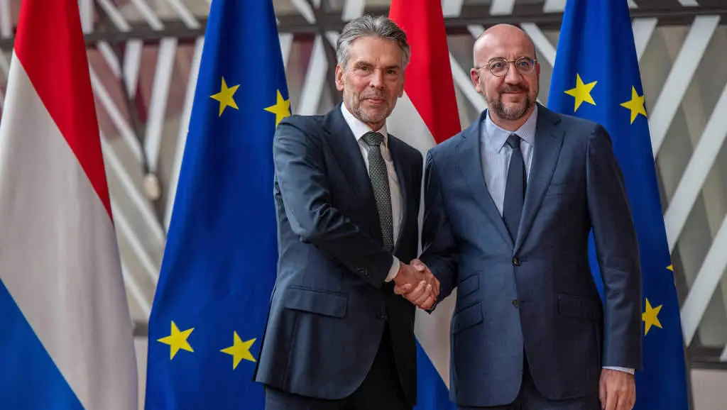 Dick Schoof, primeiro ministro dos Pa&iacute;ses Baixos, e o presidente do Consello Europeo Charles Michel. (Foto: Jonas Roosens / Belga / DPA v&iacute;a Europa Press)