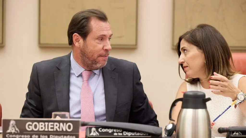 &Oacute;scar Puente e Esther Pe&ntilde;a, esta quinta feira, no Congreso dos Deputados. (Foto: Jes&uacute;s Hell&iacute;n / Europa Press)